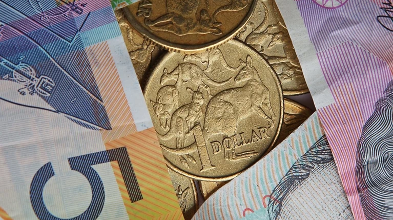 Βρήκε σε τουαλέτες 100.000 δολάρια, τα παρέδωσε και τον επιβράβευσαν με 82.000 δολάρια