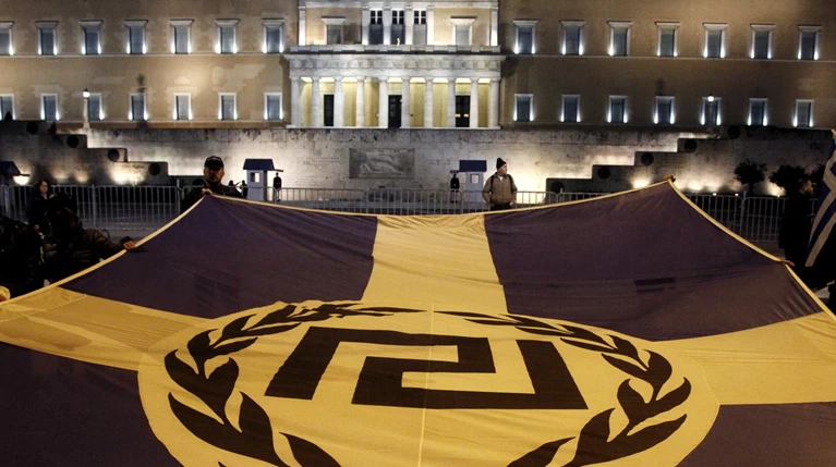 Επικίνδυνα παιχνίδια με το αυγό του φιδιού