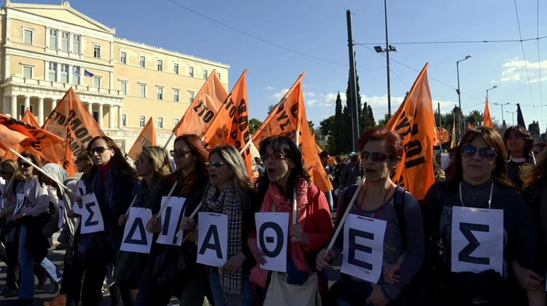 Καθηγητές σε διαθεσιμότητα κατέλαβαν το γραφείο του Ανδρέα Λοβέρδου