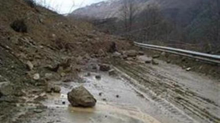 Κατολισθήσεις στην παλαιά εθνική οδό Πατρών - Αθηνών στο ύψος του Πλατάνου