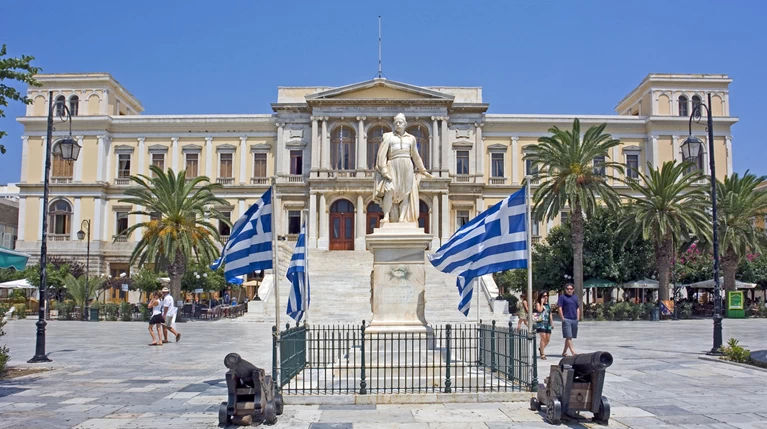 Κατήγγειλε διαφθορά και της μείωσαν το μισθό!