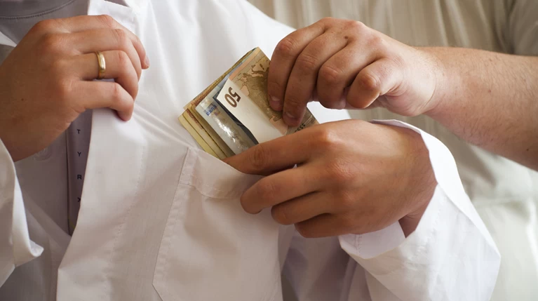 Θεσσαλονίκη: Ελεύθερος με εγγύηση ο γιατρός που συνελήφθη για «φακελάκι»