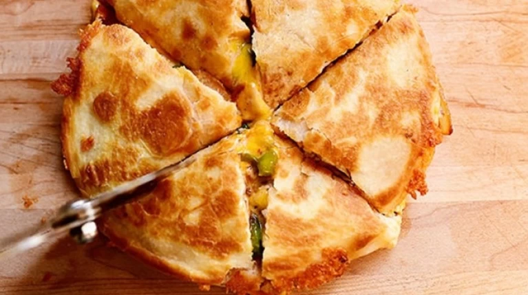 Quesadilla | H απόλυτη μεξικάνικη συνταγή για κάθε φοιτητική κουζίνα!