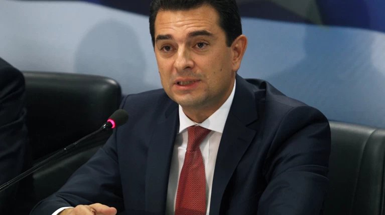 Καταργείται η άδεια λειτουργίας για περίπου 900 επαγγέλματα