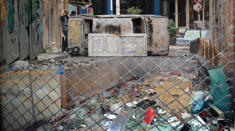 Επίθεση από τις ταράτσες η νέα μέθοδος των αντιεξουσιαστών σε Εξάρχεια