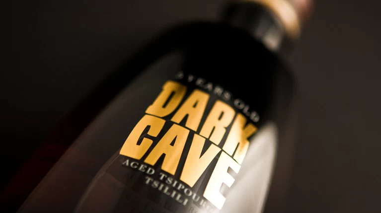 DΑRΚ CAVE. Το «σκοτεινό» μυστικό ενός μεγάλου, ελληνικού αποστάγματος
