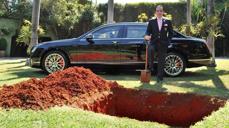 Πολυεκατομμυριούχος «έθαψε» Bentley στον κήπο του σπιτιού του