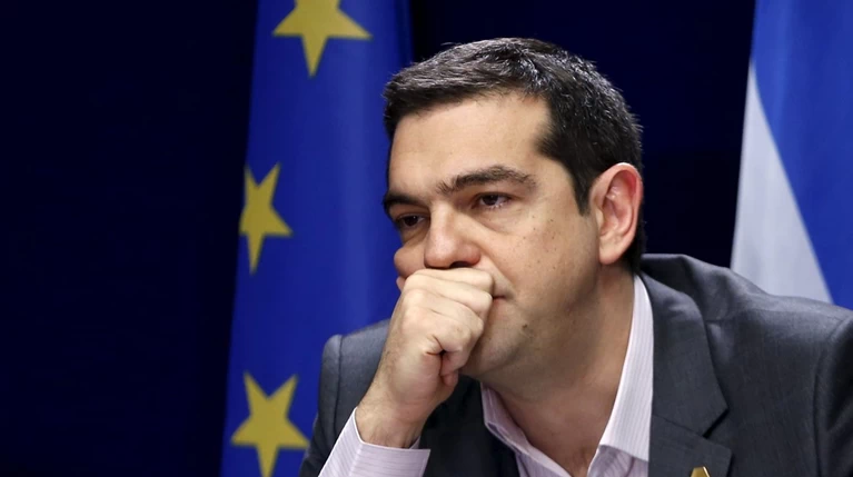 NYT: Ο Τσίπρας παλεύει και τα λεφτά τελειώνουν