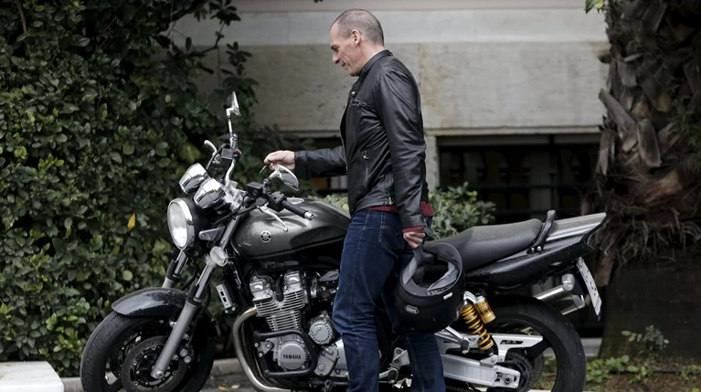 Ο «easy rider» Γιάνης Βαρουφάκης φεύγει από το Μαξίμου με τη μηχανή