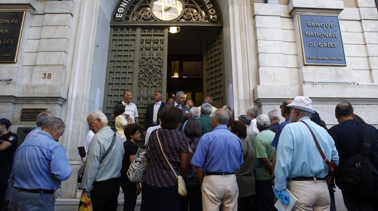 Ο Γολγοθάς στις ουρές για τα 120 ευρώ