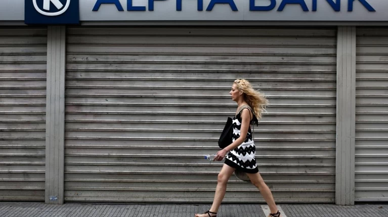 Παράλυση της οικονομίας λόγω capital controls "βλέπει" ο Guardian