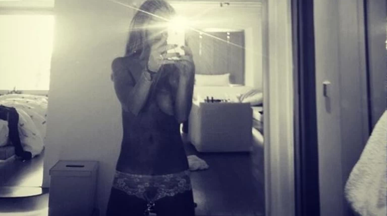 Η ηθοποιός δεν έχει όρια-Γυμνή selfie στον καθρέφτη για να πει «ευχαριστώ»!