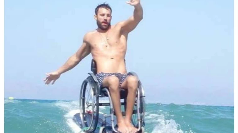 Ελληνας παραολυμπιονίκης με δύναμη ψυχής κάνει σερφ πάνω στο αμαξίδιο