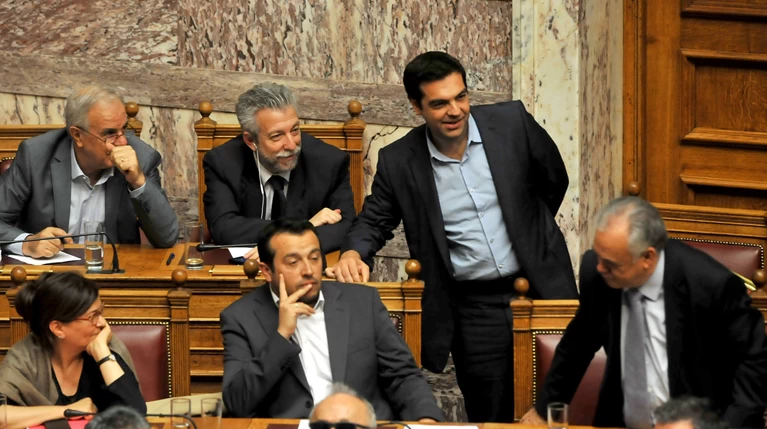 Ψάχνουν ημέρα να περάσουν απ' τη Βουλή τη συμφωνία