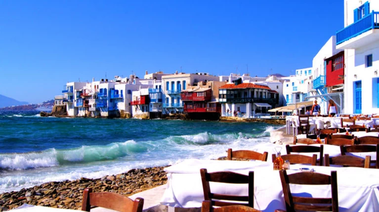 Γιατρός στη Μύκονο έκανε κόλαση τη ζωή της, 20 χρόνια νεότερης, πρώην του