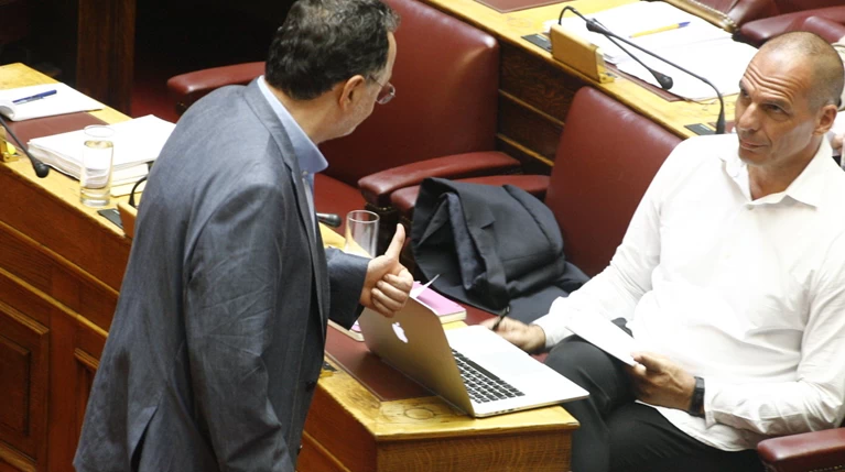 Η «παρεξηγήσιμη» χειρονομία Λαφαζάνη στον Βαρουφάκη μέσα στη Βουλή