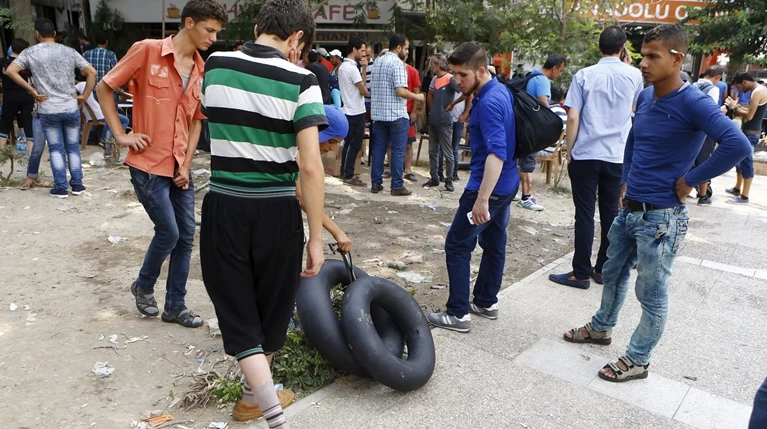 Σοκ:Τούρκοι πωλούν σωσίβια & σαμπρέλες στους πρόσφυγες