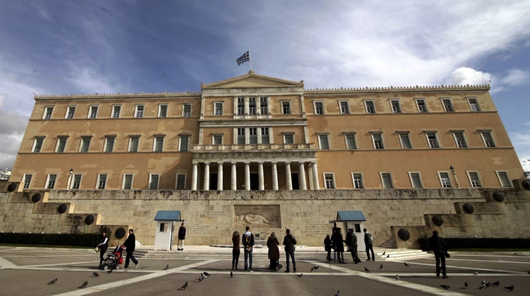 Εκλογές τώρα ή διερευνητικές: Διχάζει η ερμηνεία του Συντάγματος