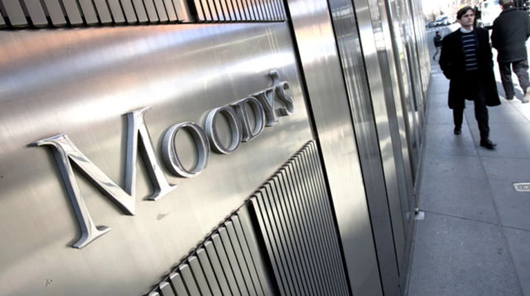 Moody's: Οι εκλογές θέτουν σε κίνδυνο το πρόγραμμα