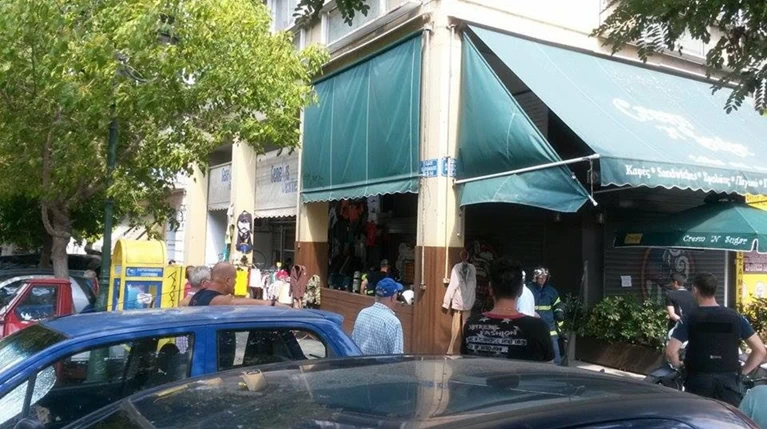 Ανδρας αυτοπυρπολήθηκε και έπεσε στο κενό στο κέντρο της Αθήνας
