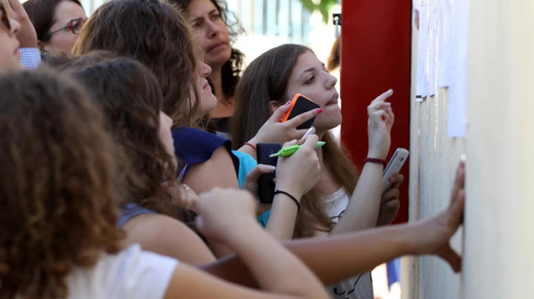 Πανελλαδικές: Βουτιά έως και 1.000 μόρια στις βάσεις