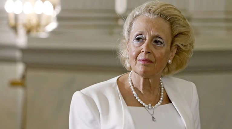 Η Πρωθυπουργός που λατρεύει τα South Sea μαργαριτάρια