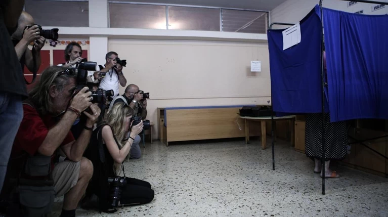 Φωτιά στο πολιτικό σκηνικό από τις πρώτες δημοσκοπήσεις