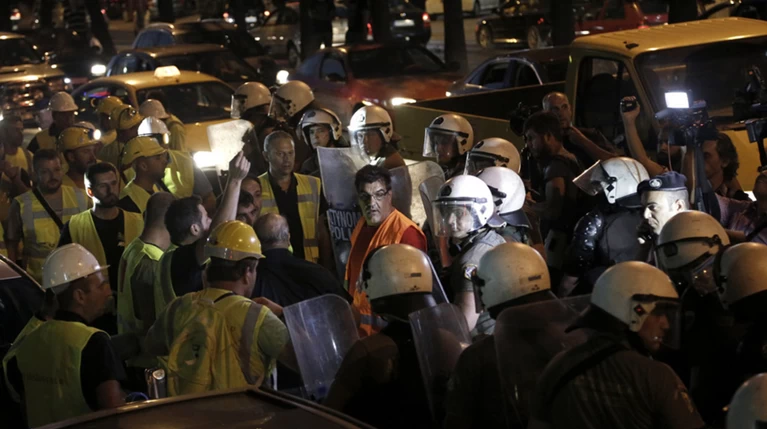 Συμπλοκές μεταλλωρύχων με ΜΑΤ έξω από την ΕΡΤ πριν το debate