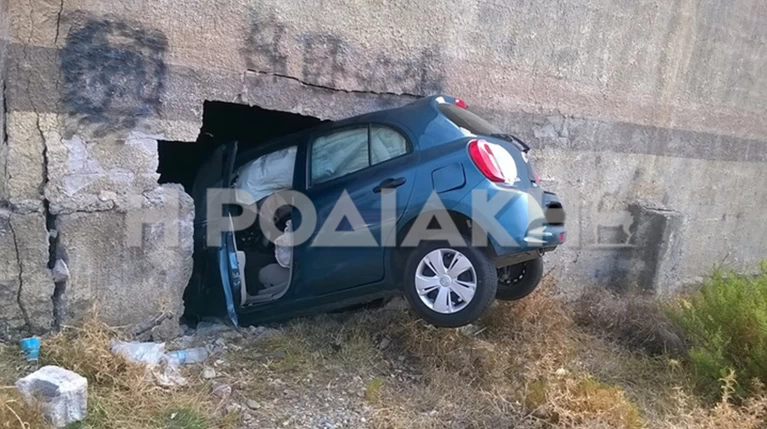 Αυτοκίνητο «μπήκε» σε τοίχο στη Ρόδο:Απίστευτη φωτογραφία