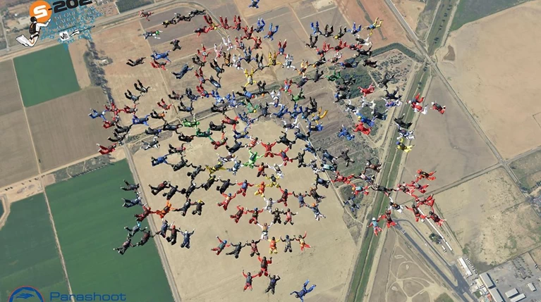 Έσπασαν το παγκόσμιο ρεκόρ: 202 skydivers στον ουρανό!