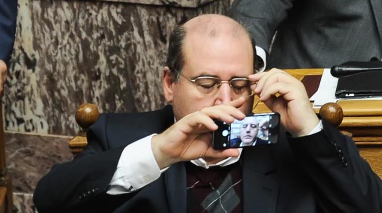 Ο Φίλης, οι selfies και η... παρέμβαση Σκουρλέτη