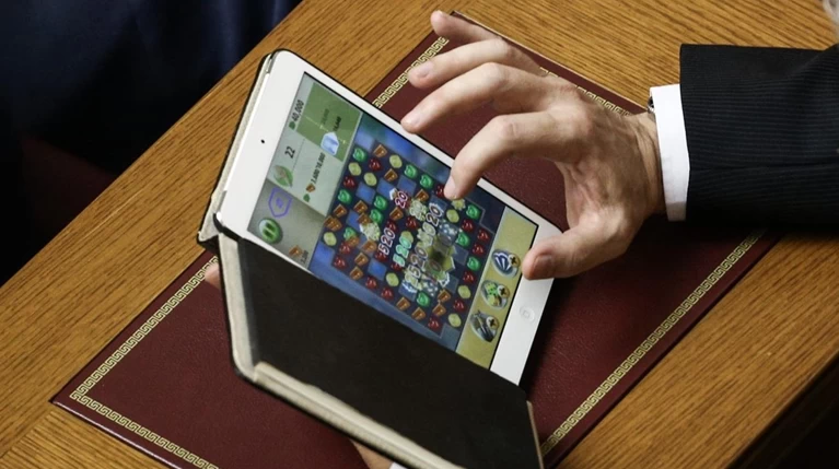 Ποιος υπουργός παίζει με το i-pad στα έδρανα της Βουλής
