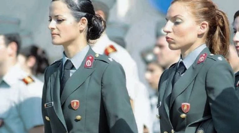 ΣΥΡΙΖΑ αδειάζει Καμμένο για τη στράτευση των γυναικών
