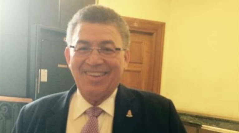 Και μέσα σ' όλα μας ήρθε κι ο πρώην πρωθυπουργός των νήσων Κέιμαν