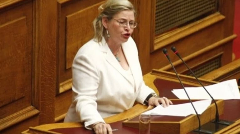 Ρατσιστικός οχετός από το βήμα της Βουλής από τη Ζαρούλια