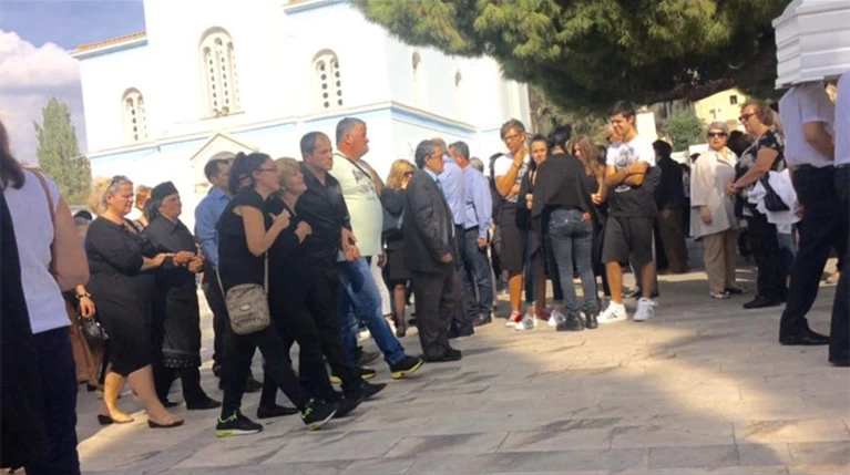 Σπαραγμός της μάνας στην κηδεία της 21χρονης Μαρίας Νταλιάνη