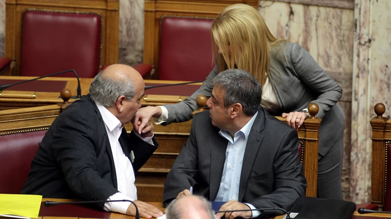 Προεδρικό χειροφίλημα στην Θ. Τζάκρη από τον Νίκο Βούτση