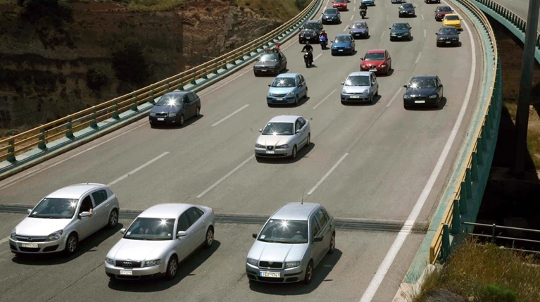 Αγρια καταδίωξη: Λιμενικοί πυροβόλησαν ΙΧ με αστυνομικό στην Κόρινθο