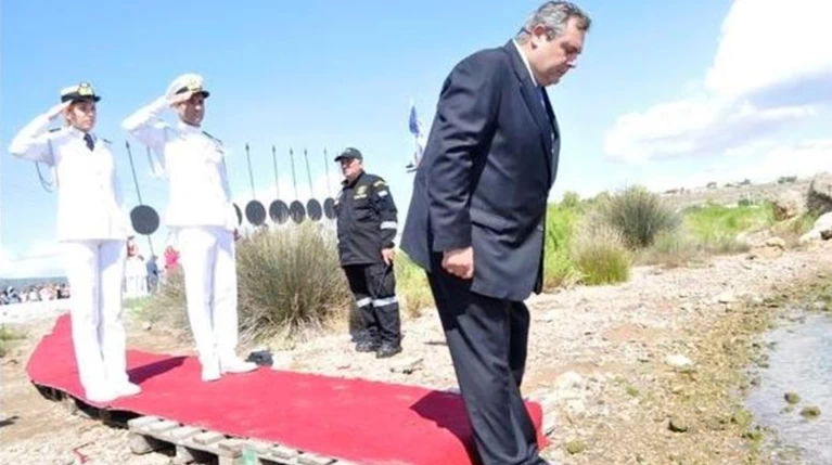 Η «Αυγή» τρολάρει τον Πάνο Καμμένο για το κόκκινο χαλί