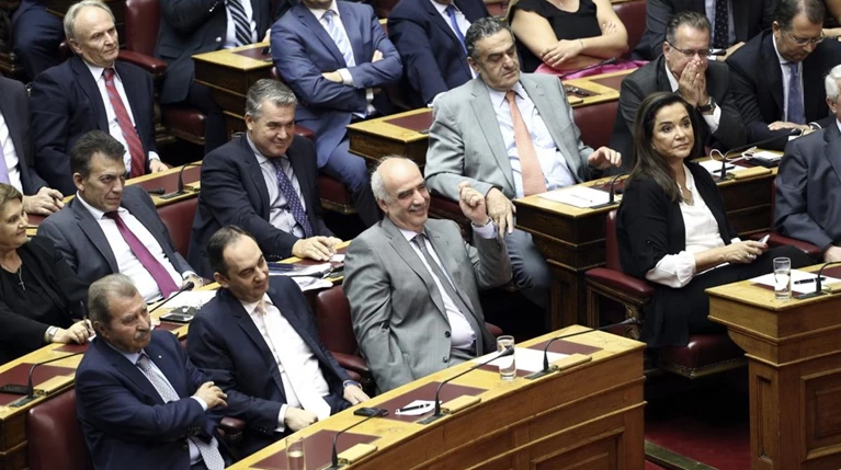 NΔ: Ο φόβος της διάσπασης στα «πηγαδάκια» των βουλευτών