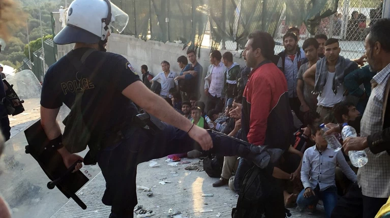 Αστυνομικός κλωτσά πρόσφυγα στη Μυτιλήνη (φωτο)