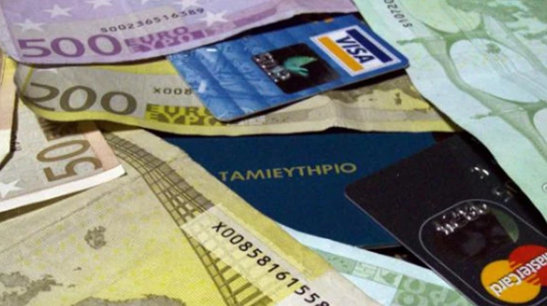Mε πιστωτικές κάρτες οι μισοί μισθοί και συντάξεις