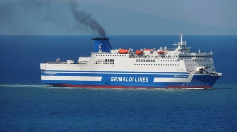 Εγκλωβισμένοι στο πλοίο 354 επιβάτες λόγω βλάβης στον καταπέλτη