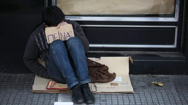 Αίσχος! Ζήτησαν από επαίτη να πηδήξει στη θάλασσα για 2€