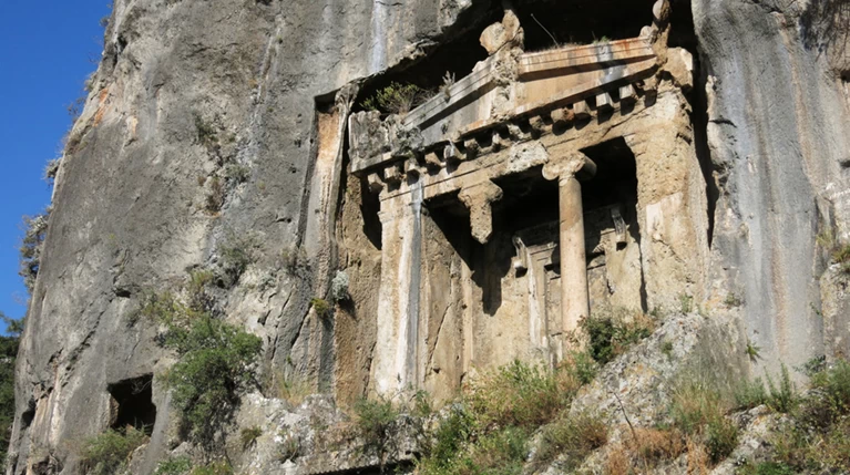 Προκλητική αδιαφορία: Τάφοι 2500 ετών έγιναν σκουπιδότοποι στην Τουρκία