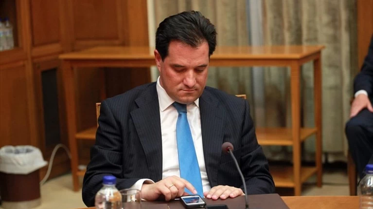 Άρον άρον ο Άδωνις διακόπτει την περιοδεία του και κατεβαίνει στην Αθήνα