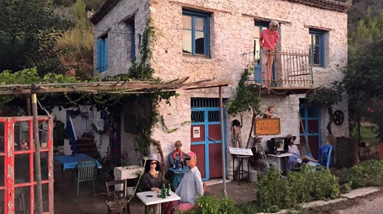 Το «στοιχειωμένο» ελληνικό χωριό όπου ζουν μόνο κούκλες!