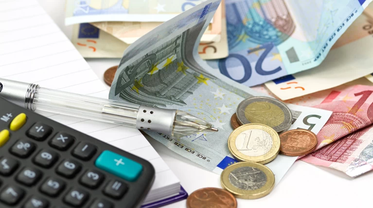 Πώς οι οφειλέτες του Δημοσίου μπορούν να διαγράψουν χρέη έως 20.000 ευρώ