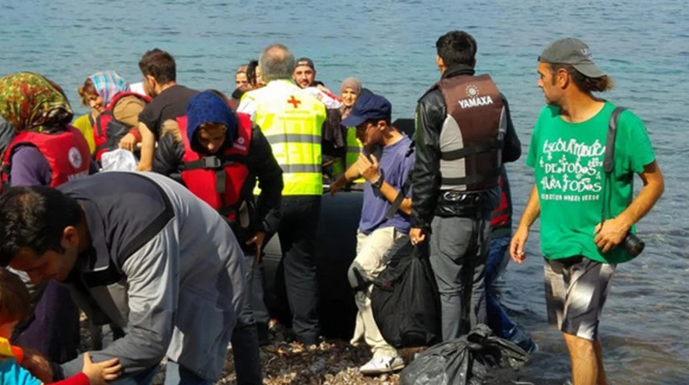 Συγκίνηση: Νεαρή πρόσφυγας γεννά στην ακτή της Λέσβου