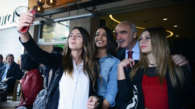 Υπέκυψε και ο Μεϊμαράκης στον πειρασμό των selfies με δροσερές κοπέλες